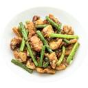 鶏皮とにんにくの芽の黒こしょう焼き